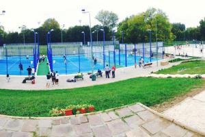 Serena Pádel instala 3 pistas Outdoor en Padel Beach Town, Italia